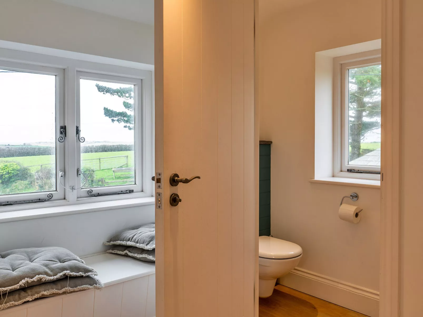 Dingles Cottage-Binnen