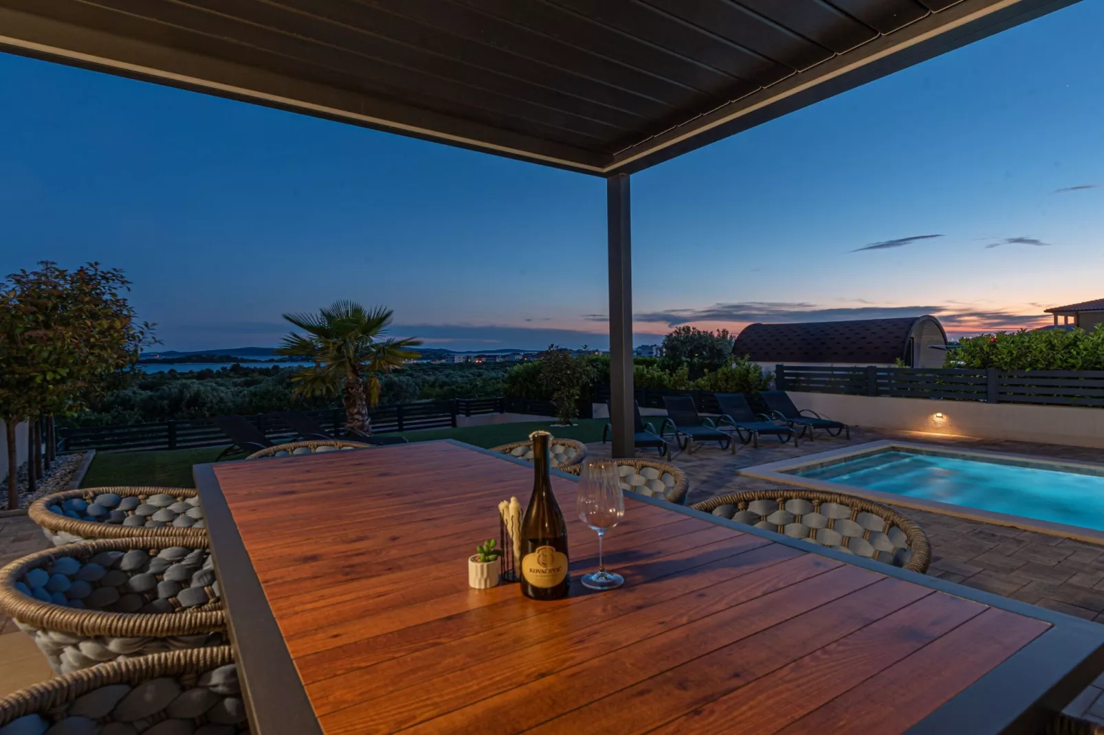 Four-Bedroom Villa With Pool-Zwembad