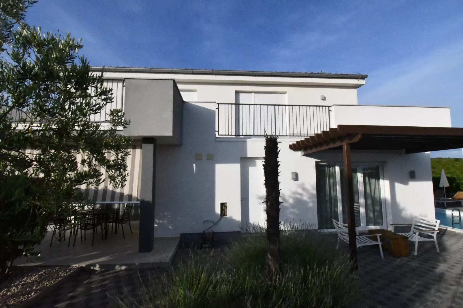 Luxury Escape with Swimming Pool & Modern Design -Deluxe Four Bedroom Villa with Private Pool ( Villa 4)-Buitenlucht