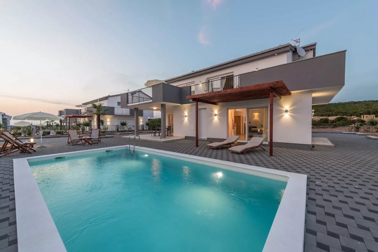 Luxury Escape with Swimming Pool & Modern Design - Deluxe Four Bedroom Villa with Sea View and Private Pool (Villa 5)-Zwembad