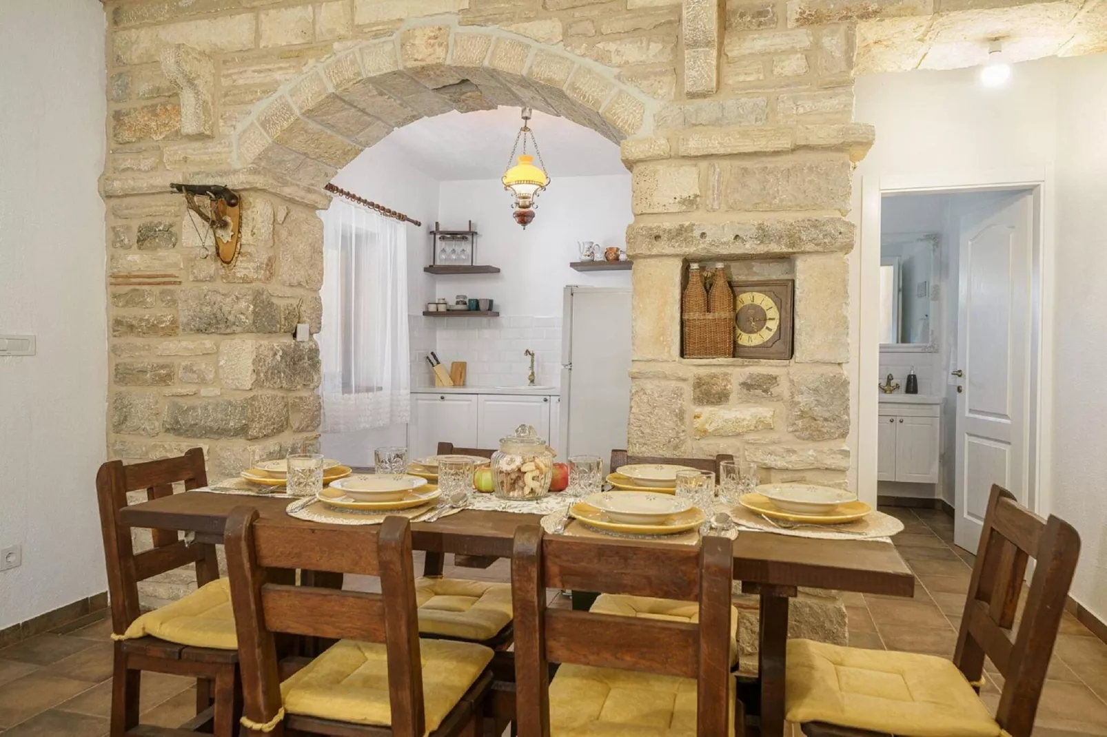 Authentic Villa Malou-Eetkamer