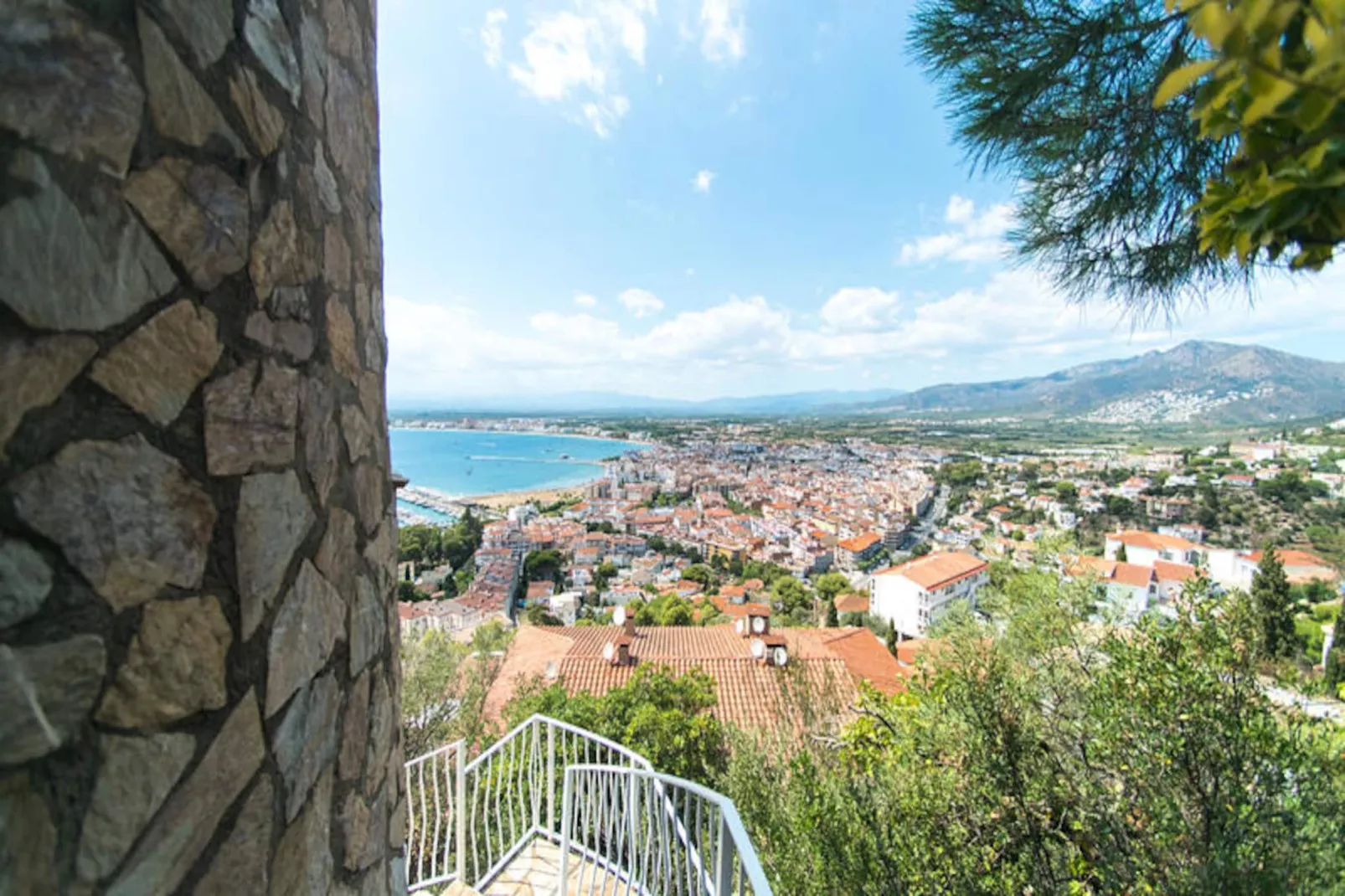 Maison à Roses-Niet-getagd