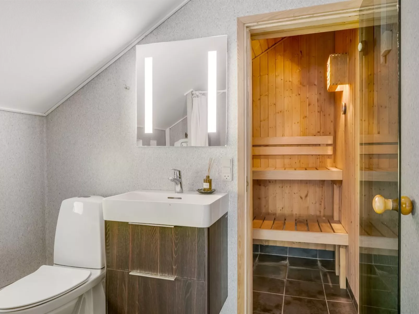 "Eisa" - 300m to the fjord-Binnen