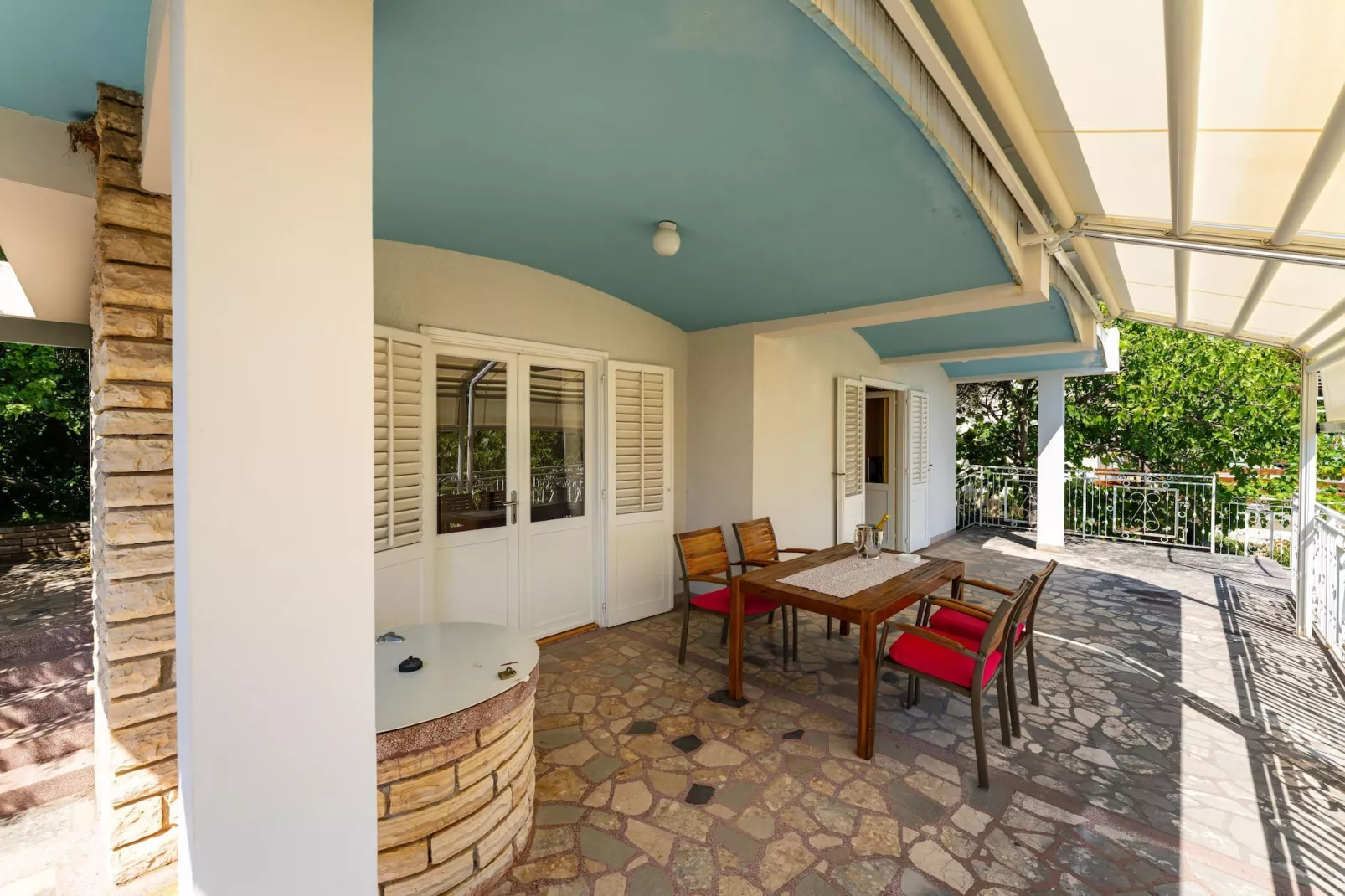 Vacation house Maslenica-Terrasbalkon