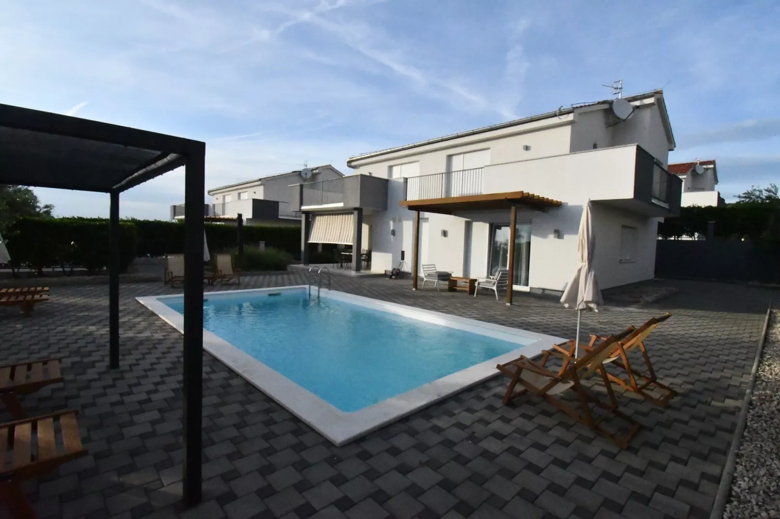 Luxury Escape with Swimming Pool & Modern Design - Superior Four Bedroom Villa with Private Pool ( Villa 2)-Zwembad