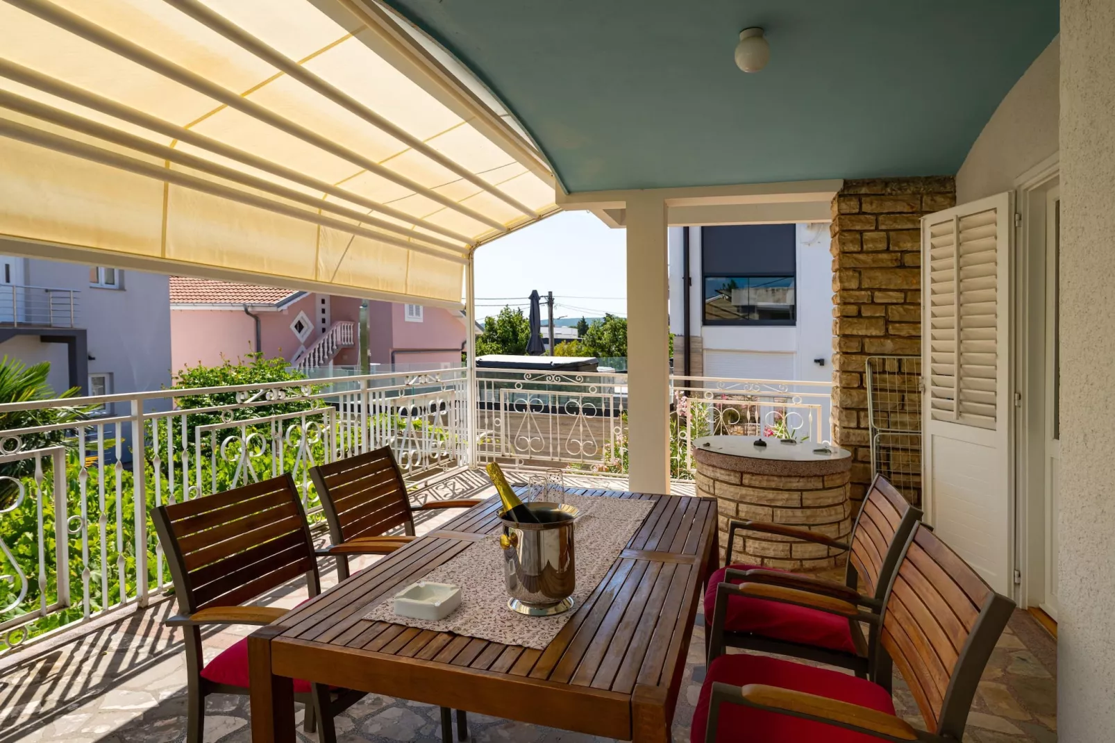 Vacation house Maslenica-Terrasbalkon