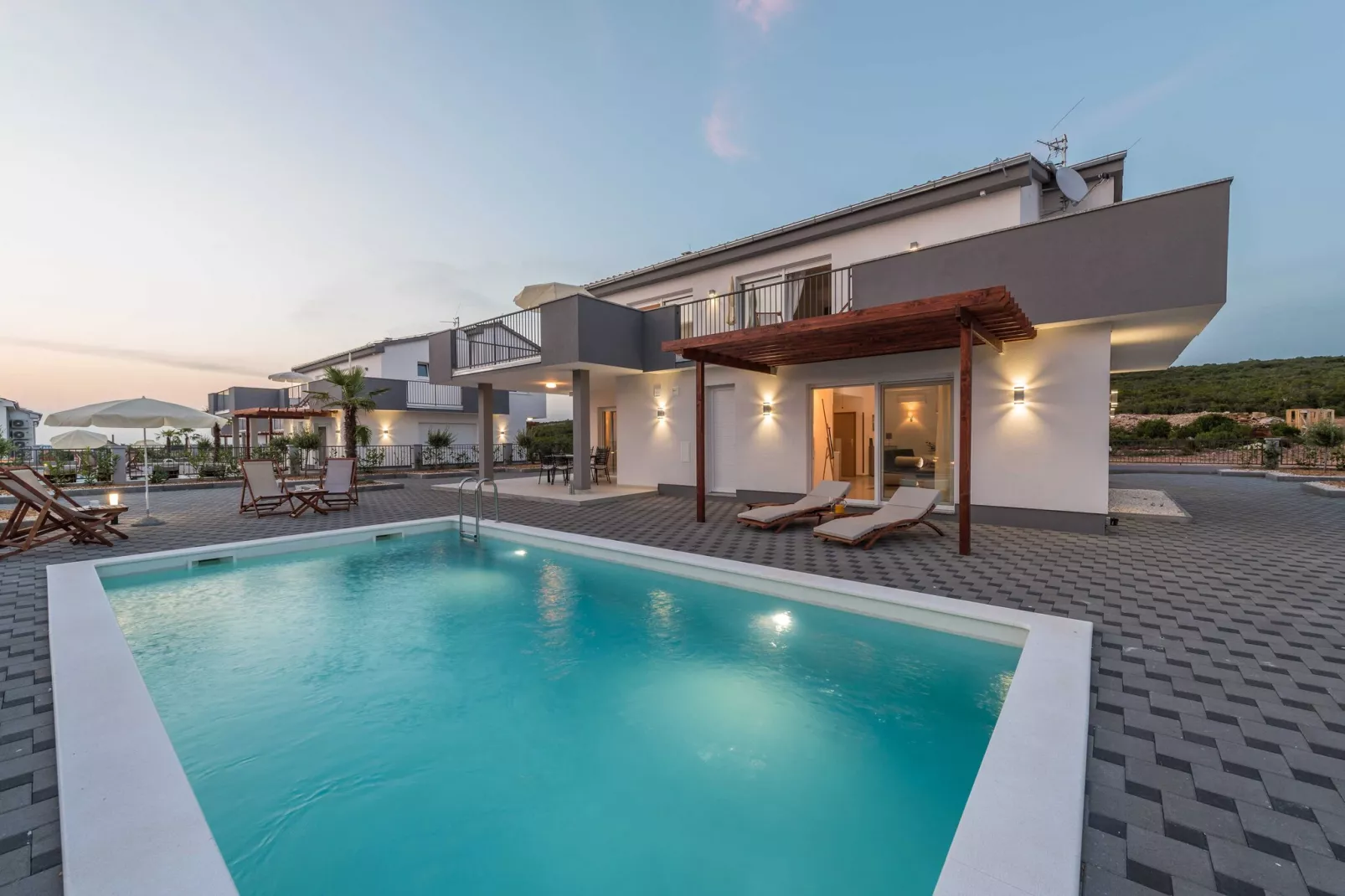 Luxury Escape with Swimming Pool & Modern Design - Superior Four Bedroom Villa with Private Pool ( Villa 2)-Zwembad