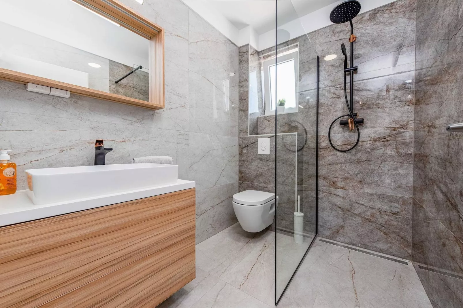 Villa Pezer with heated pool & sauna-Badkamer