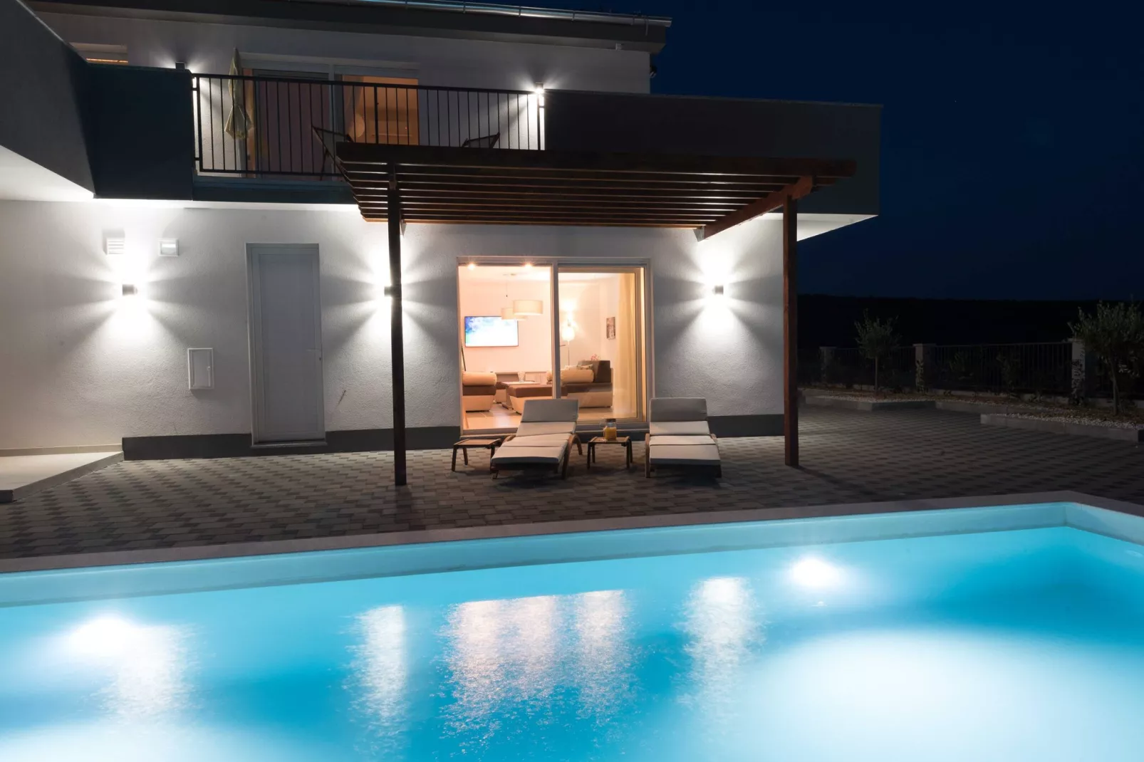 Luxury Escape with Swimming Pool & Modern Design - Superior Four Bedroom Villa with Private Pool ( Villa 2)-Zwembad