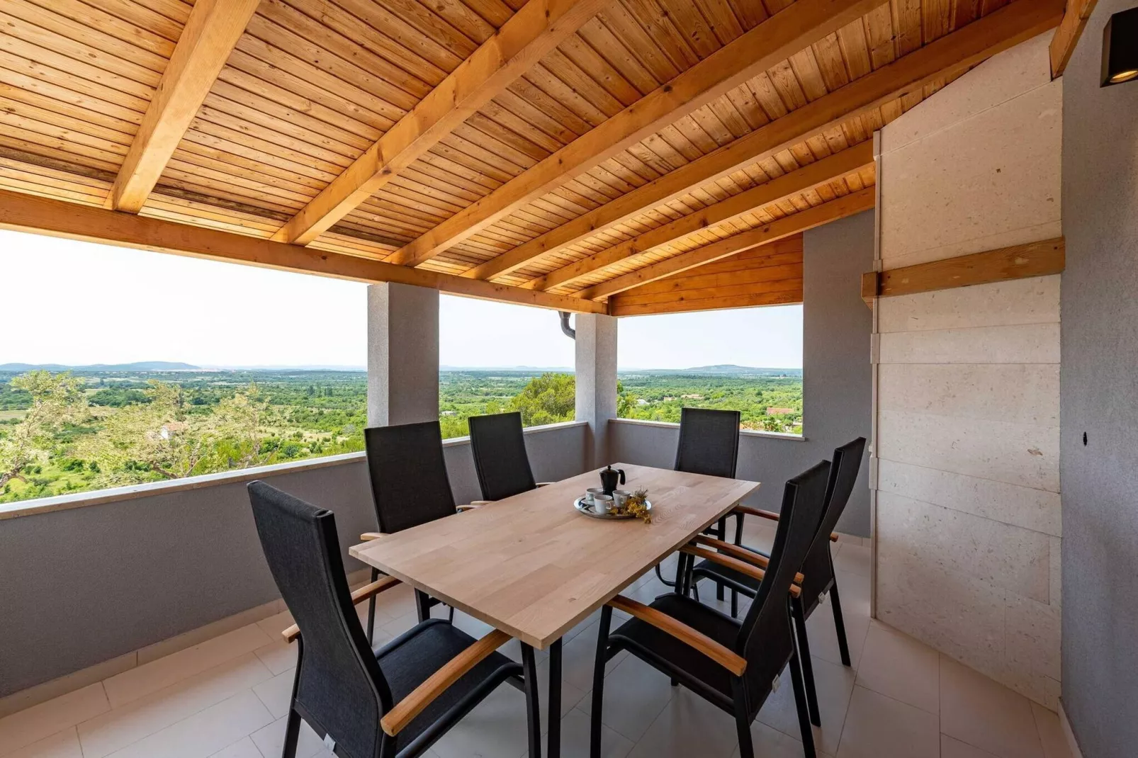 Villa Pezer with heated pool & sauna-Terrasbalkon