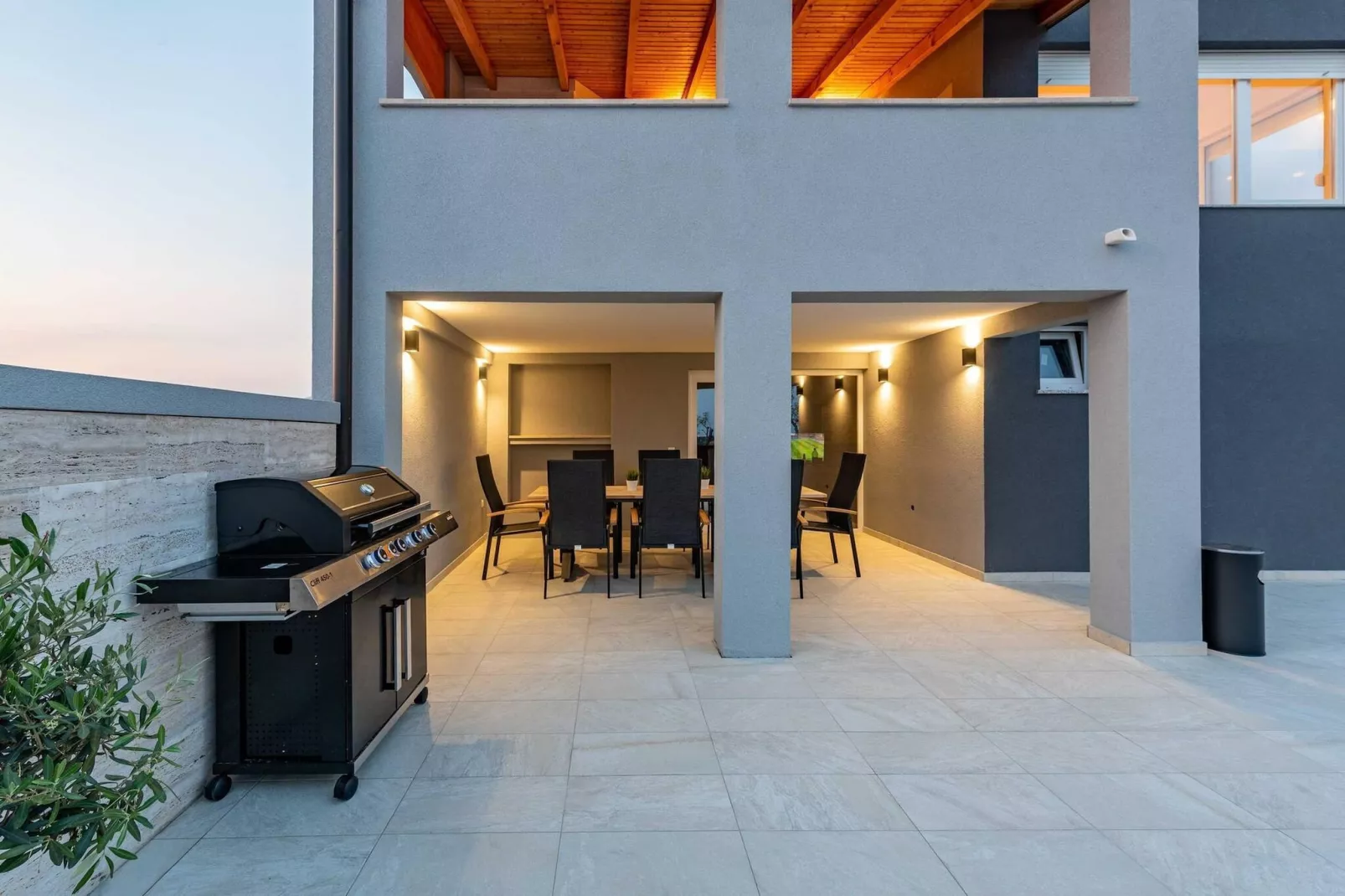 Villa Pezer with heated pool & sauna-Terrasbalkon