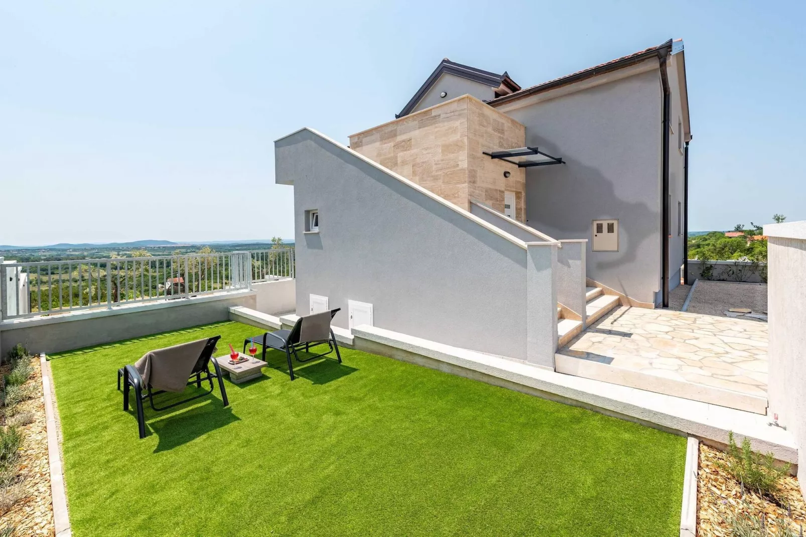 Villa Pezer with heated pool & sauna-Terrasbalkon