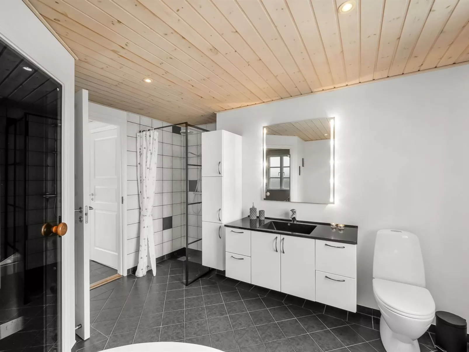 "Benita" - 400m to the fjord-Binnen