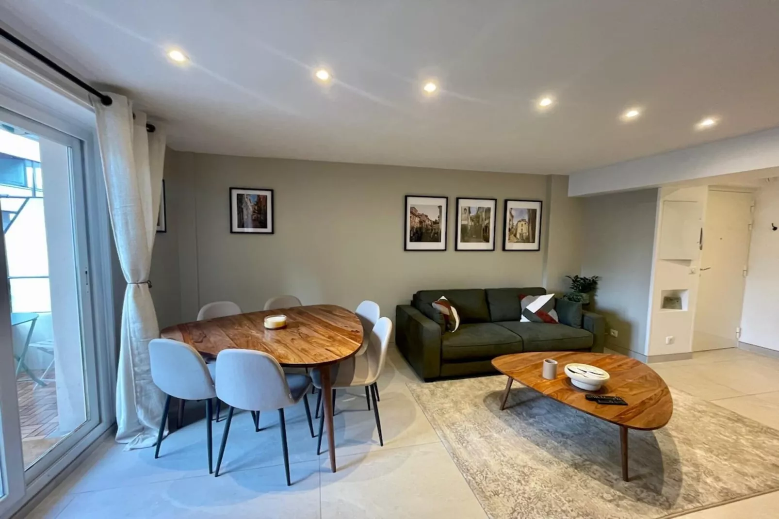 Appartement rénové – centre ville Antibes-Woonkamer