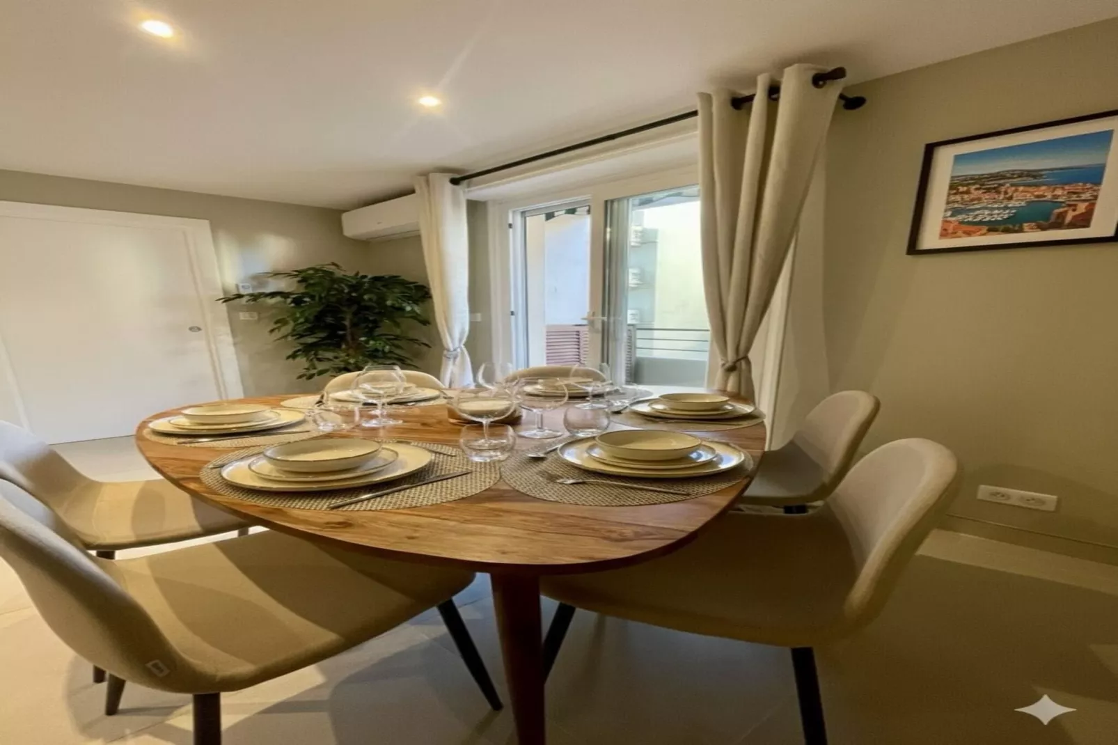 Appartement rénové – centre ville Antibes-Eetkamer