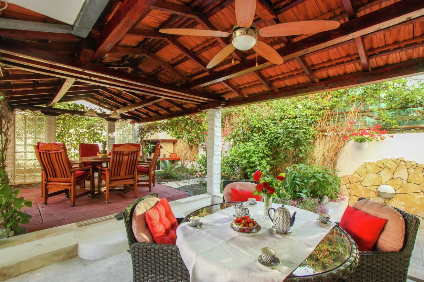 Delux two level garden apartment-Buitenkant zomer