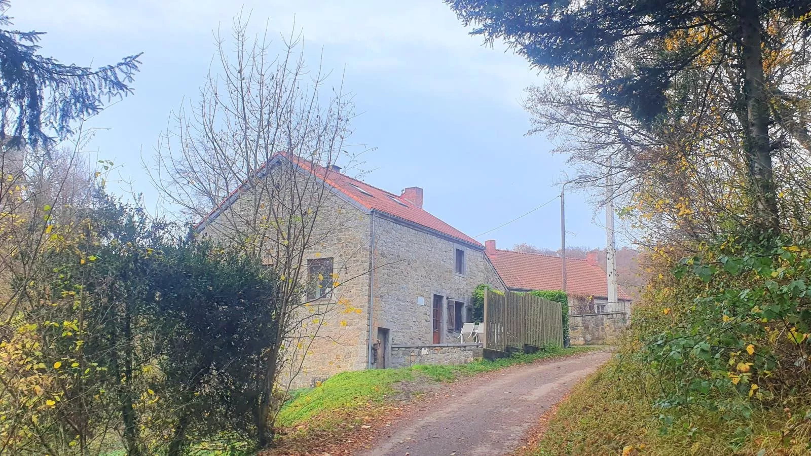 Gite de Montaigle-Buitenkant zomer