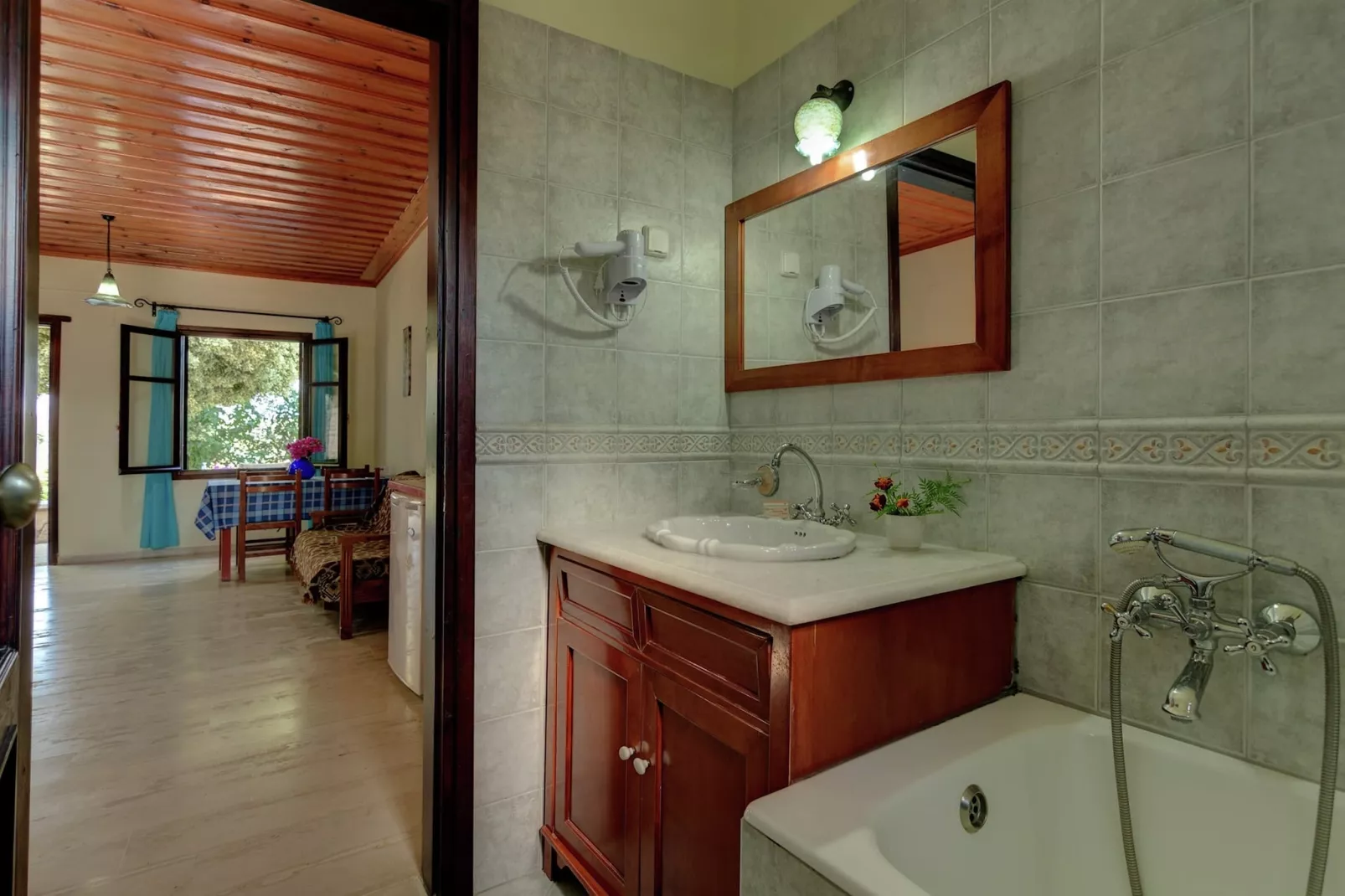 Heliopetra House-Badkamer