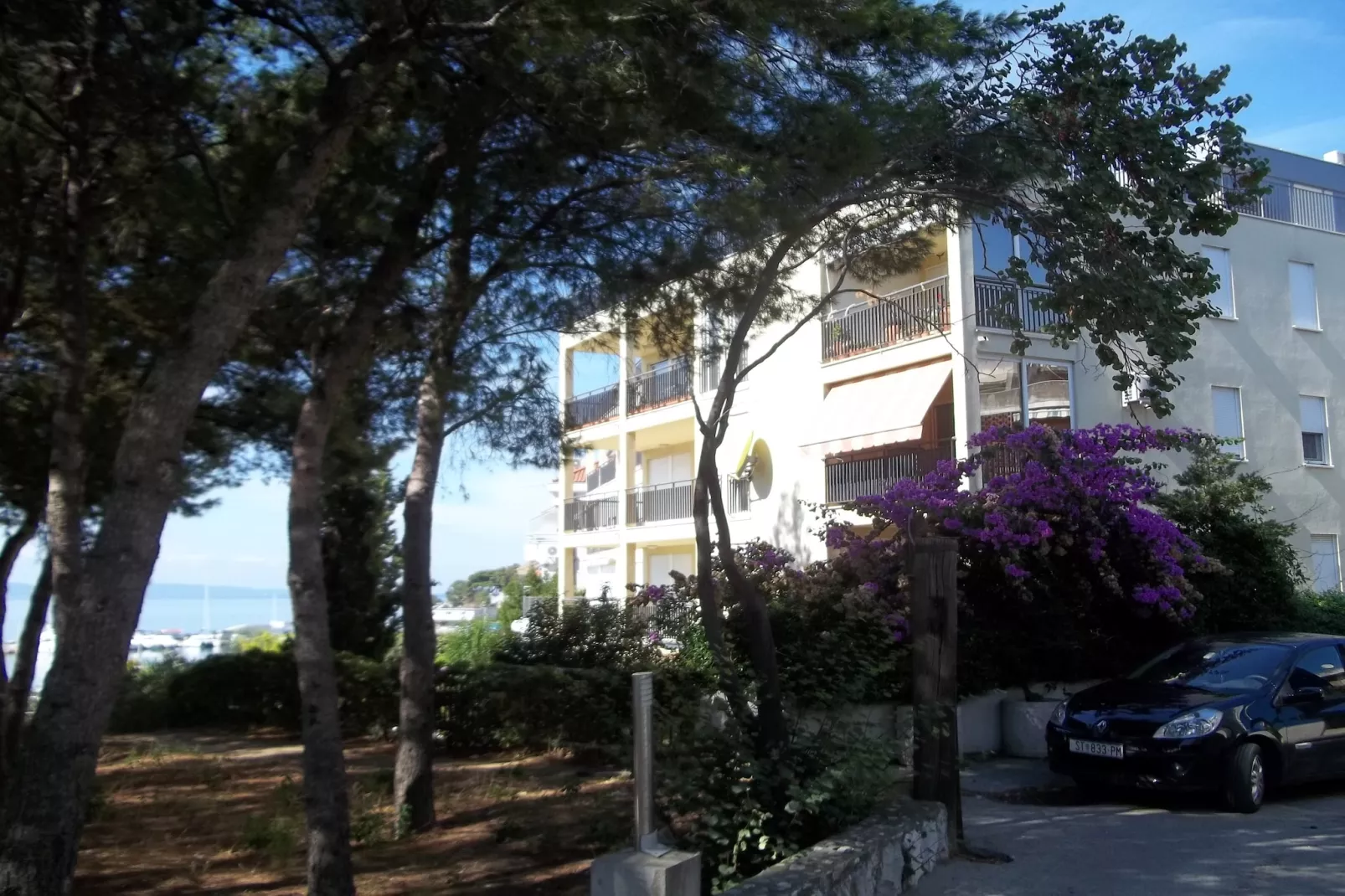 Delux two level garden apartment-Buitenkant zomer