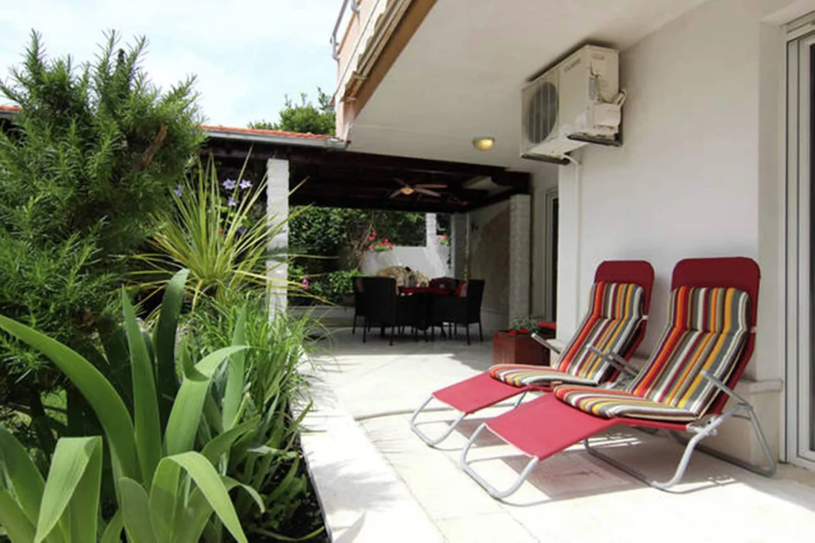 Delux two level garden apartment-Buitenkant zomer