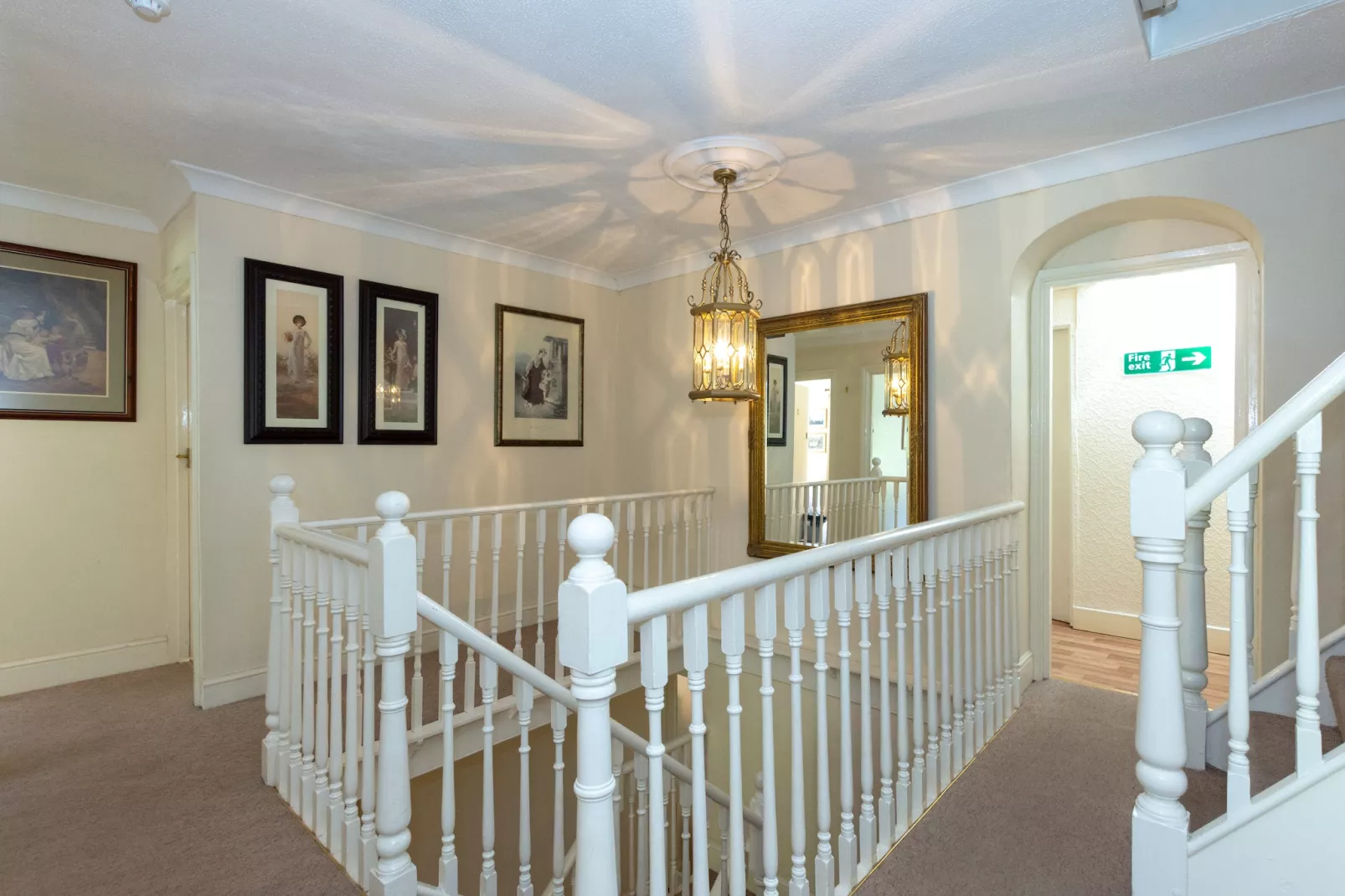 Holly Tree House-Overloop