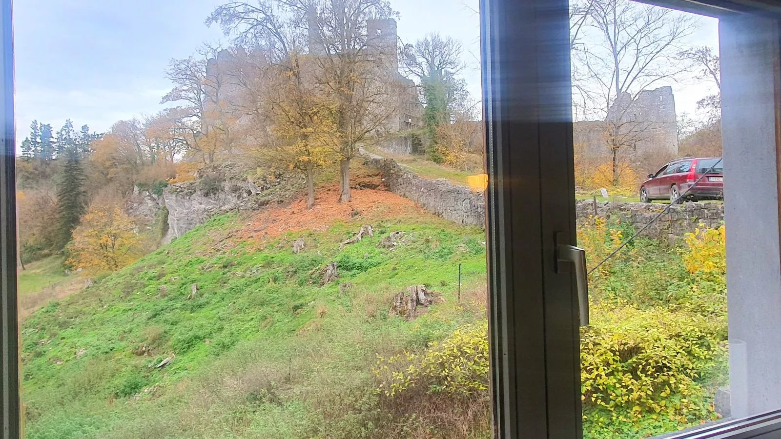 Gite de Montaigle-Uitzicht zomer