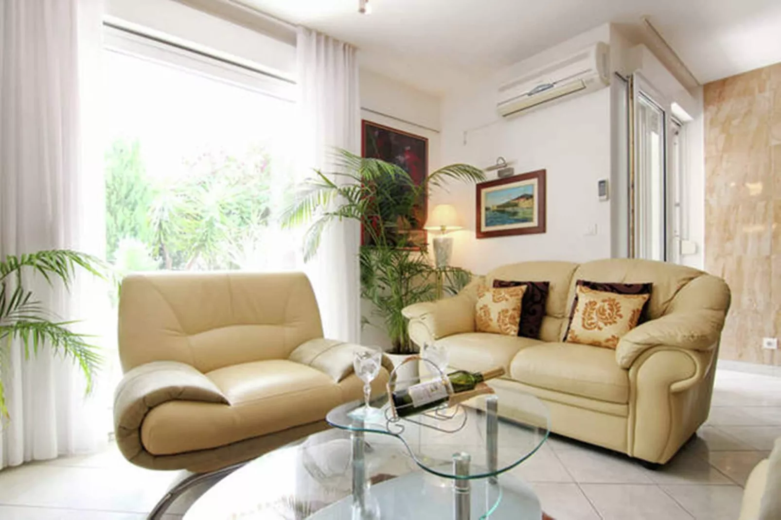 Delux two level garden apartment-Woonkamer