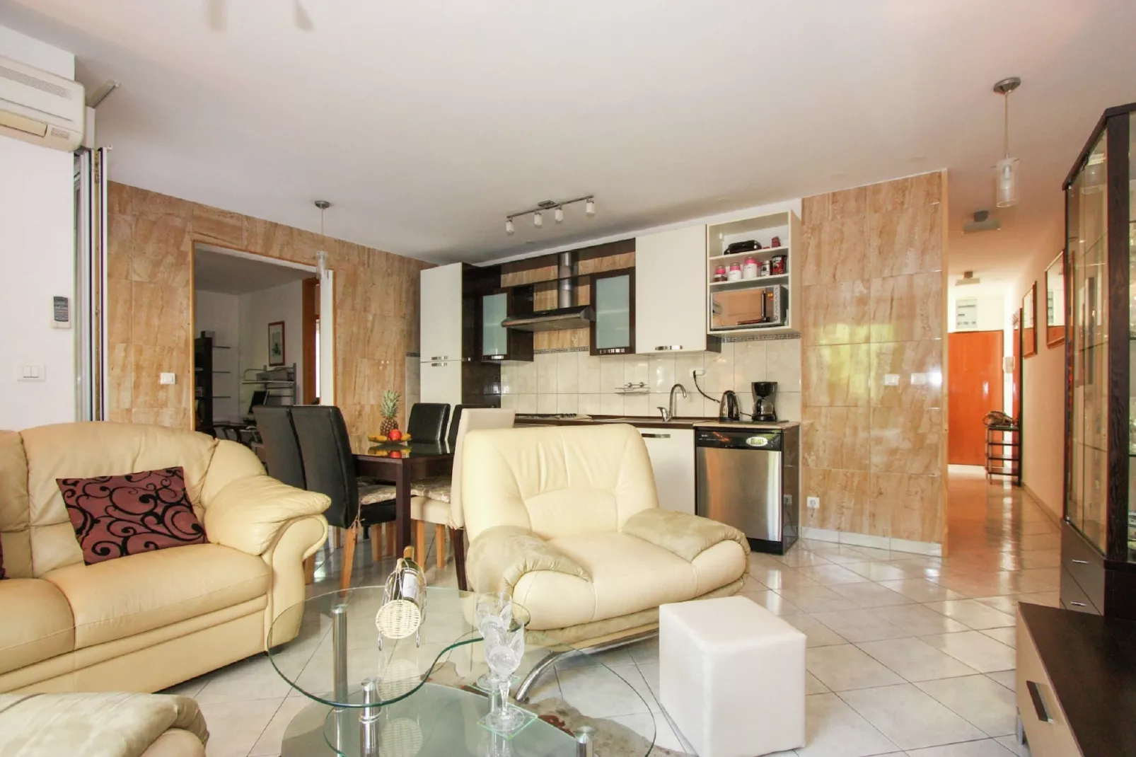 Delux two level garden apartment-Woonkamer