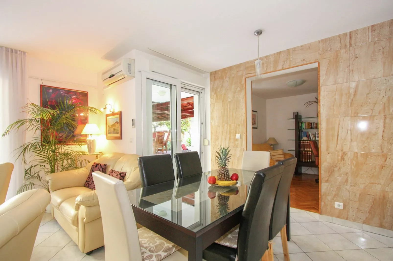 Delux two level garden apartment-Eetkamer