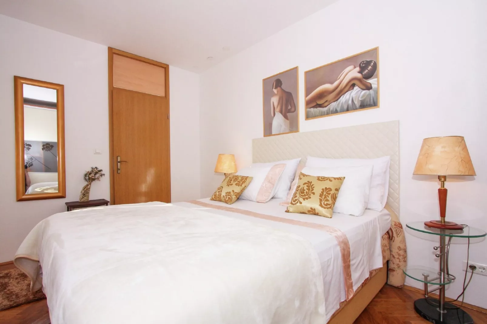 Delux two level garden apartment-Slaapkamer