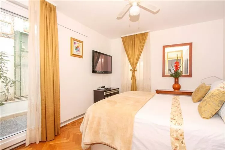 Delux two level garden apartment-Slaapkamer