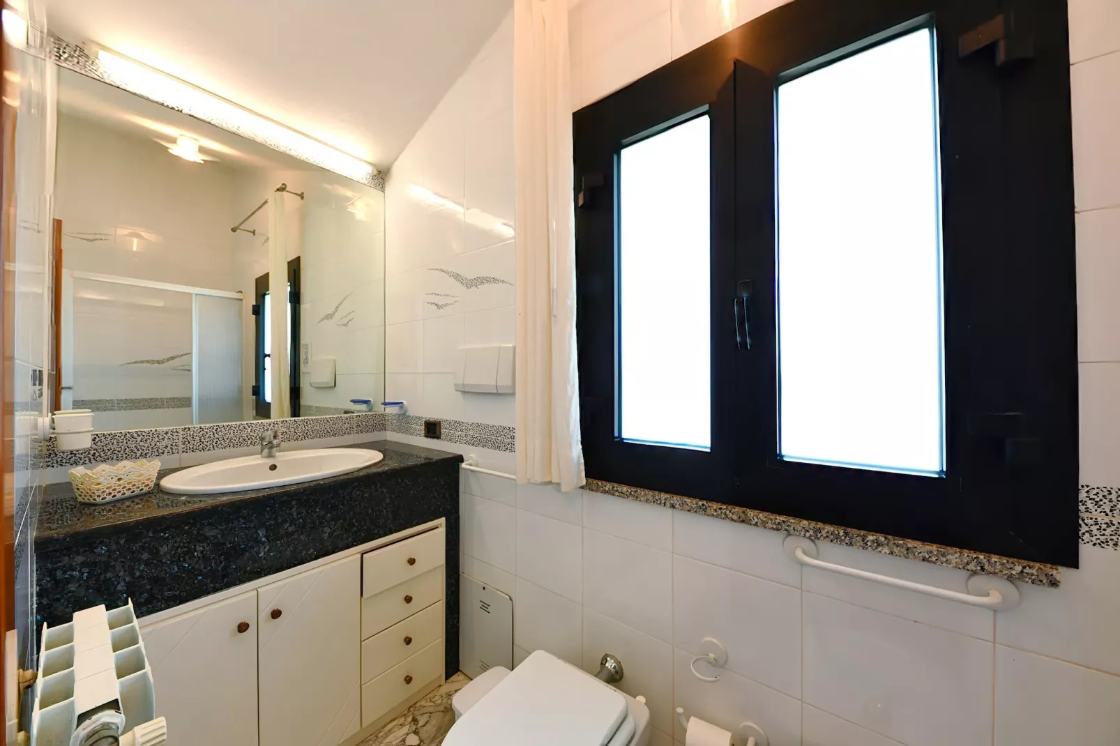 Villa Vella mit Privatpool-Badkamer