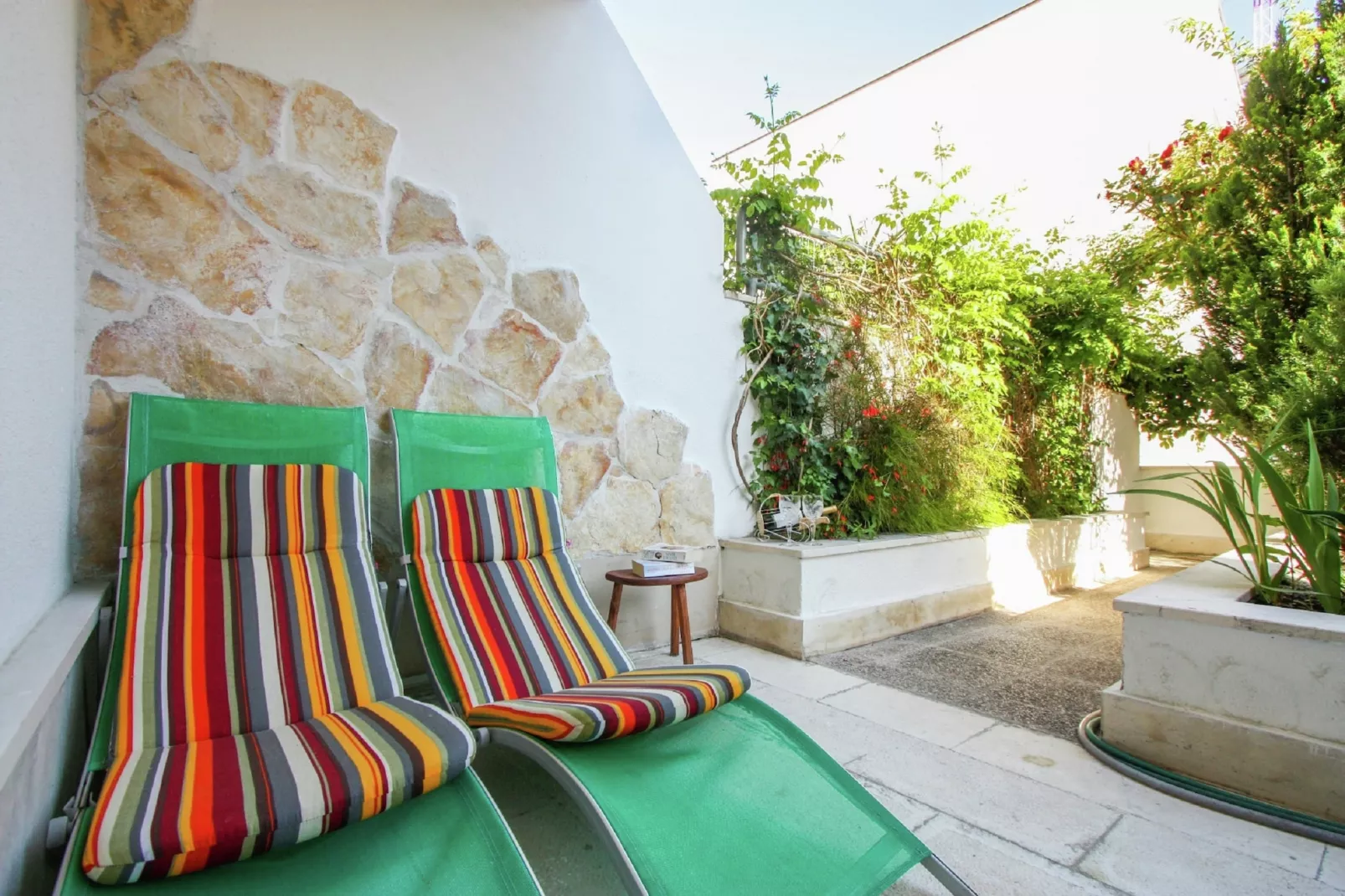 Delux two level garden apartment-Terrasbalkon