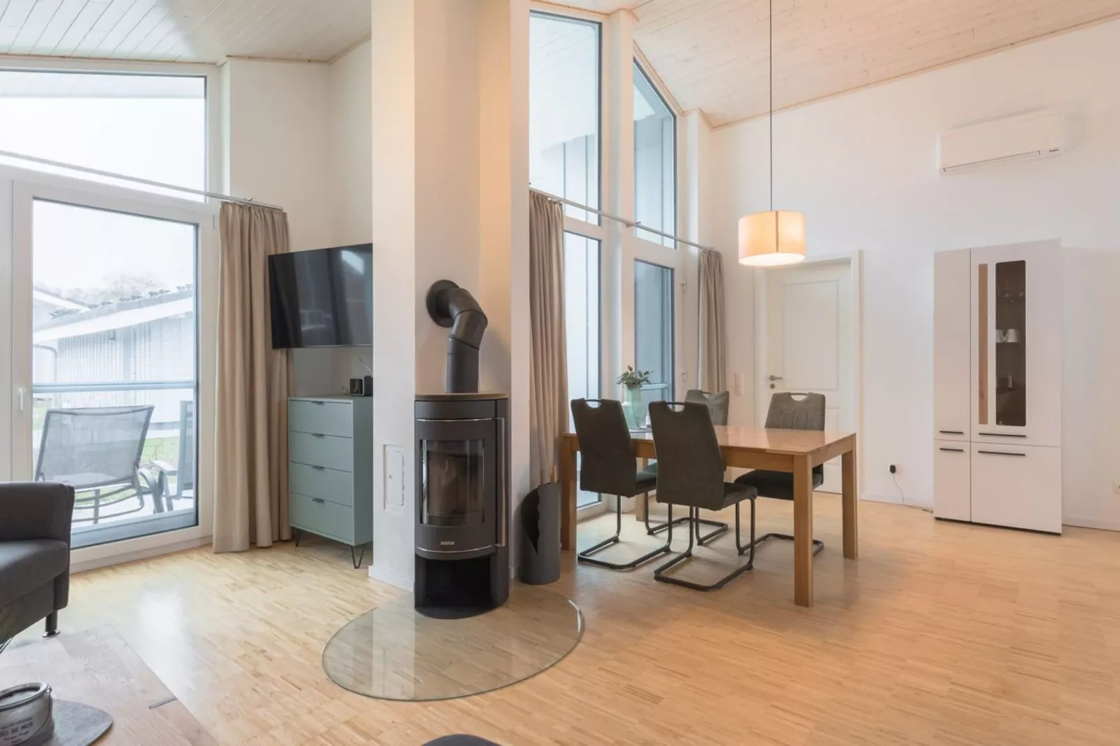 FH Seeschwalbe 330-Eetkamer