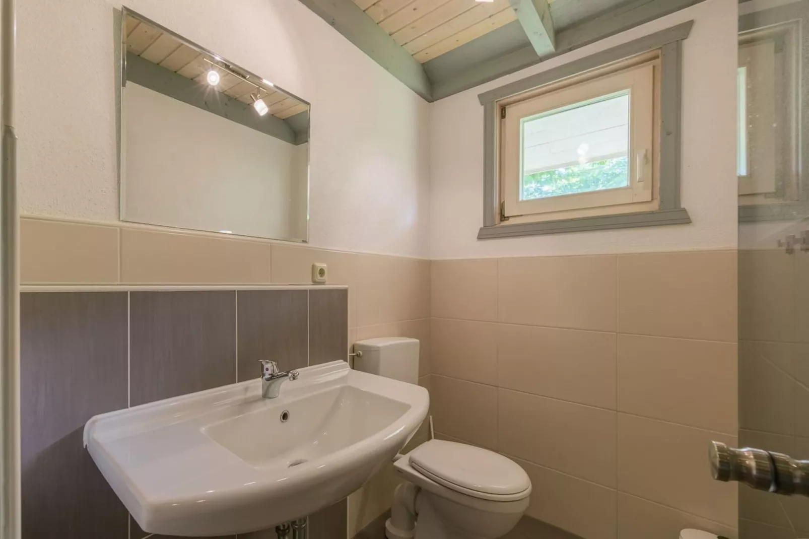 Kranich 244-Badkamer