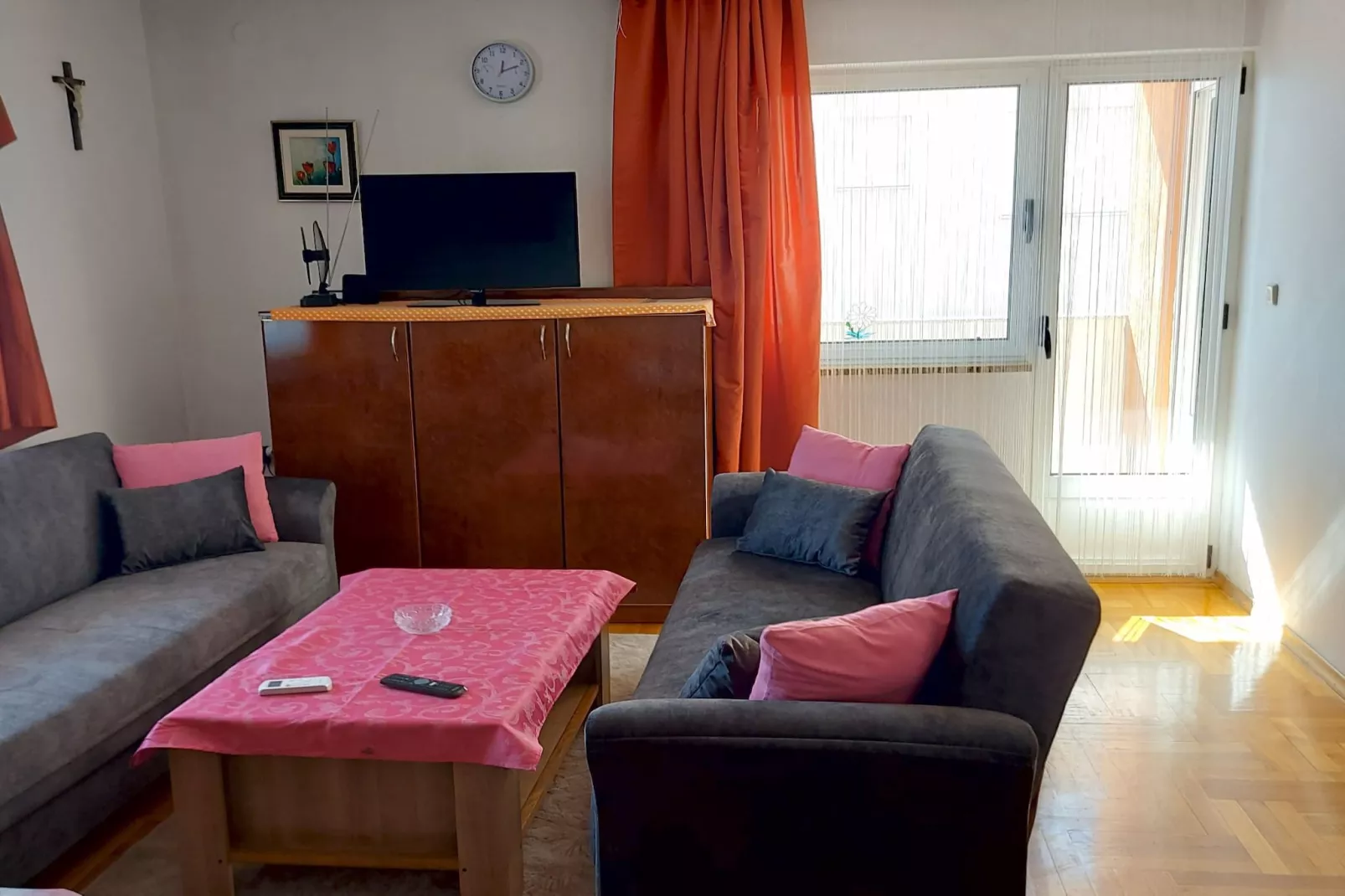 Three-Bedroom Apartment-Eetkamer