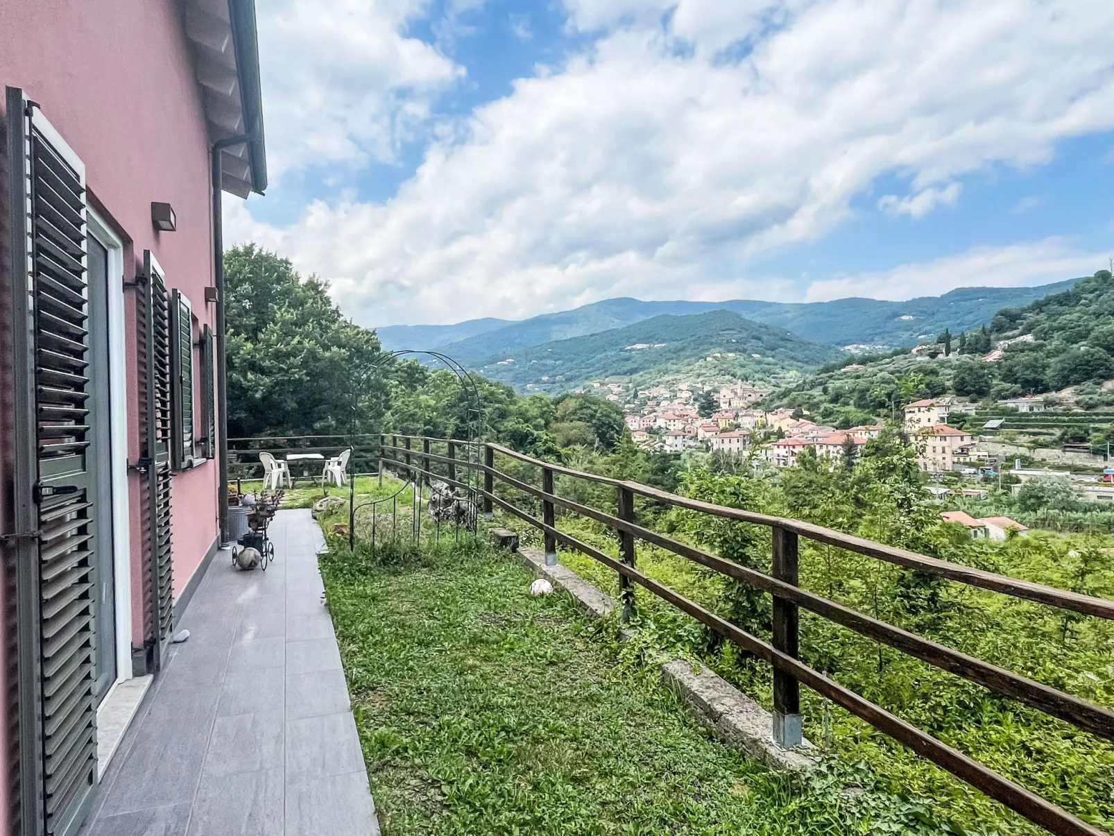 Le radici dell´ulivo-Buiten