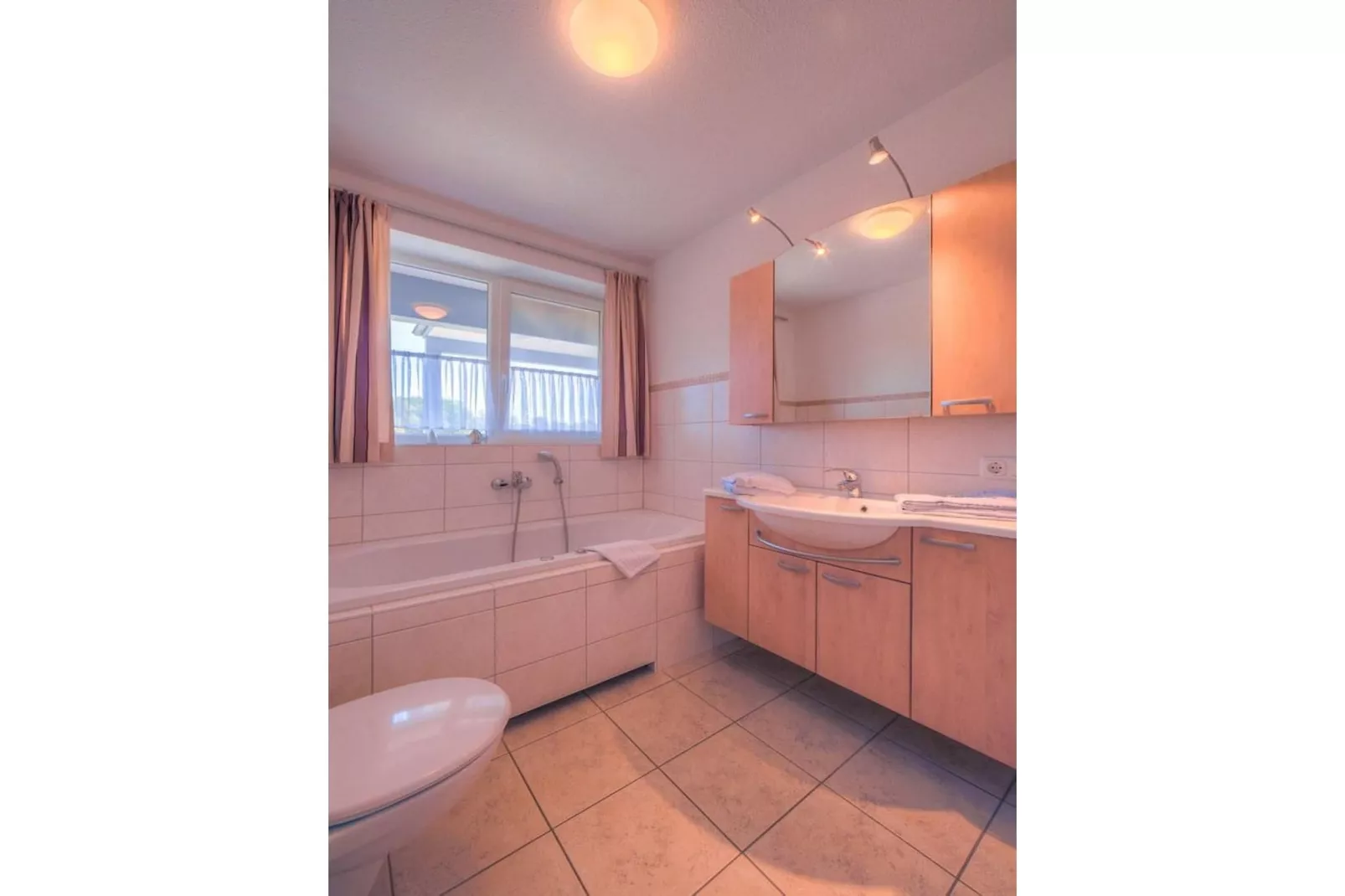 Mitteldeck 463-Badkamer