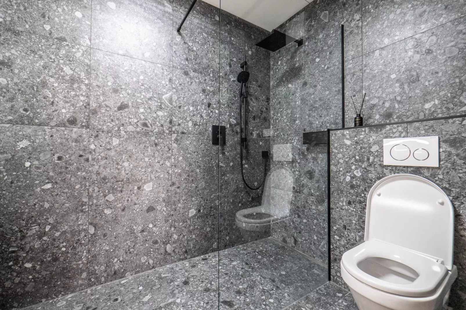 Penthouse in Mieders-Badkamer