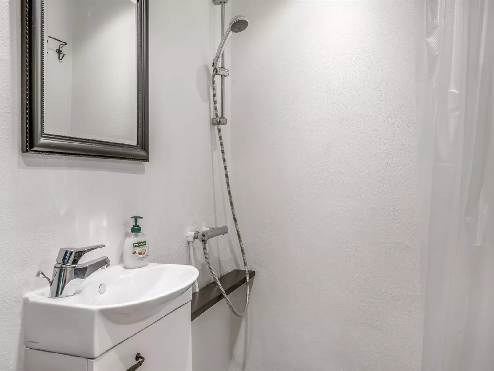 "Iwa" - 15m from the sea-Binnen