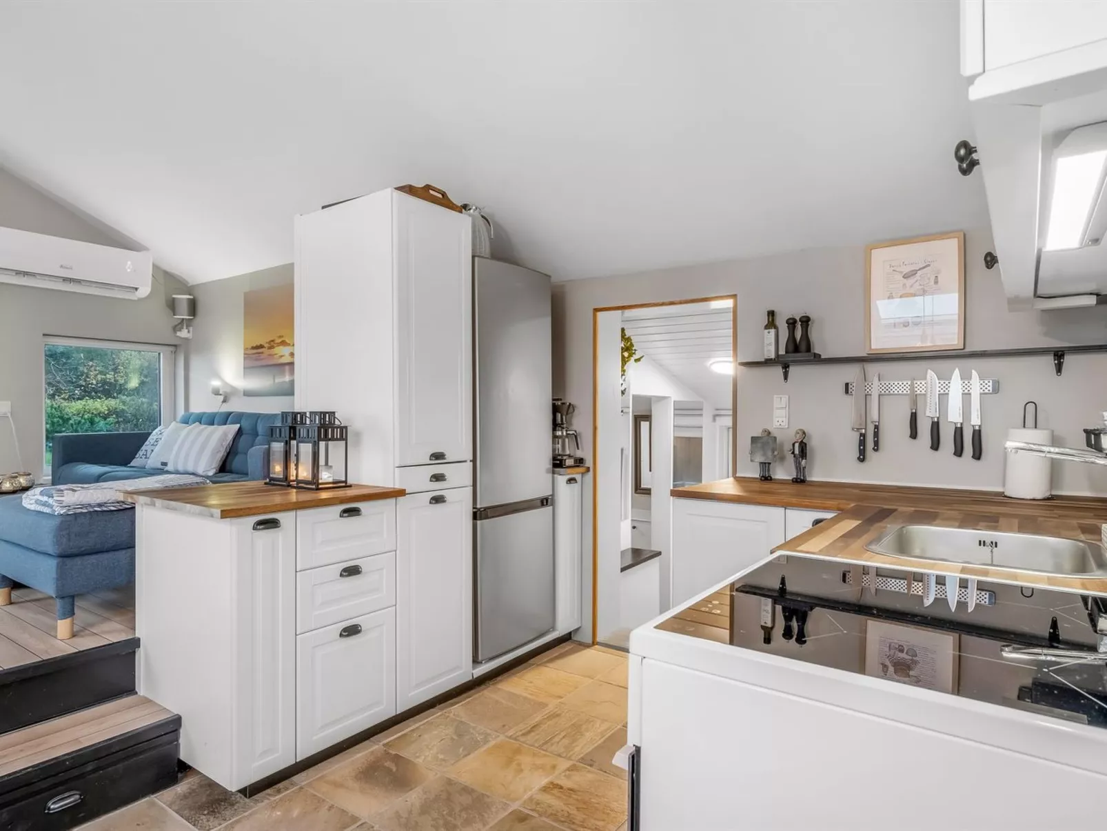 "Iwa" - 15m from the sea-Binnen