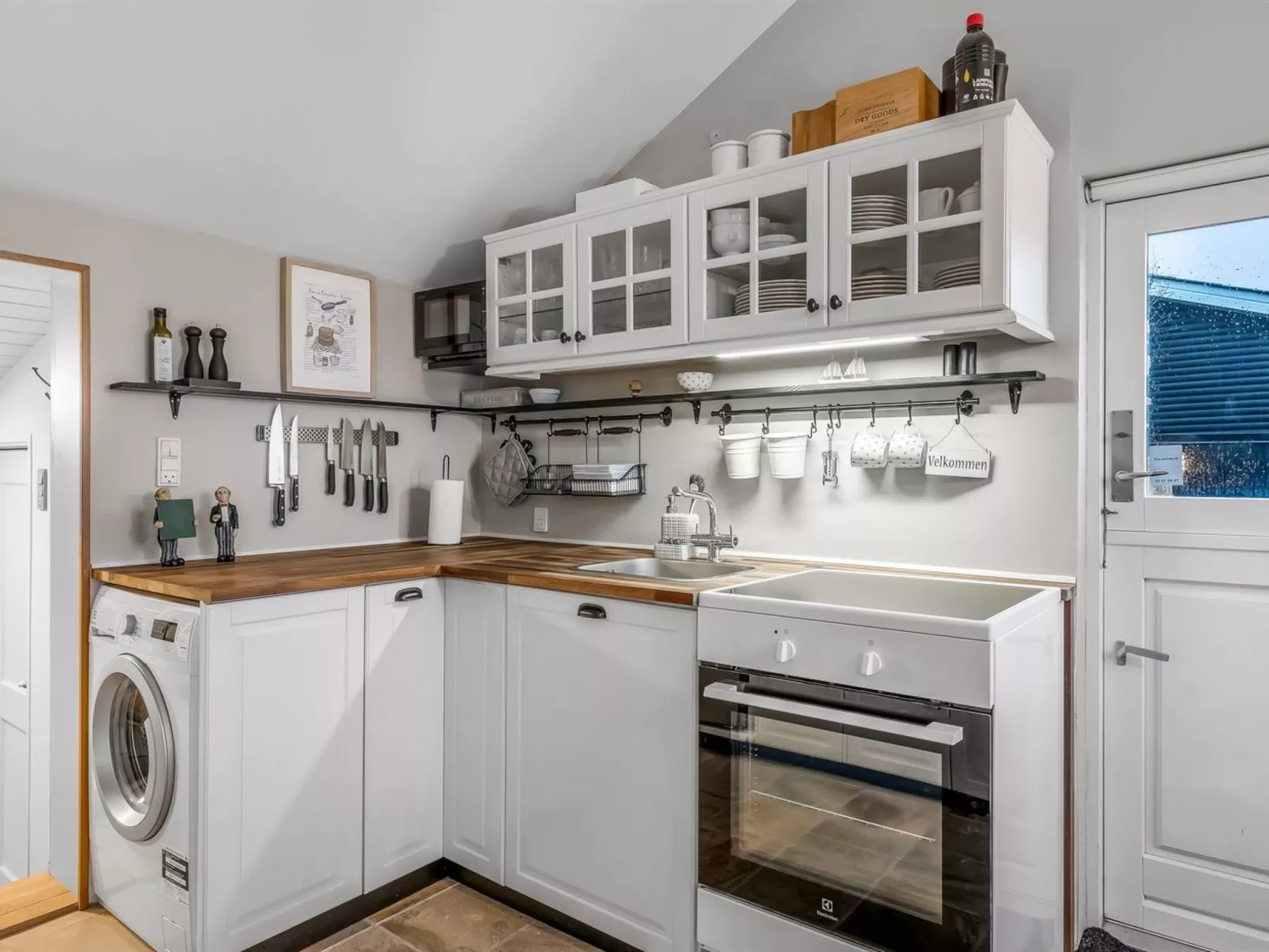 "Iwa" - 15m from the sea-Binnen