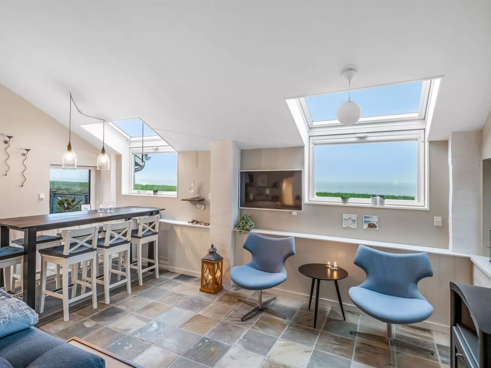 "Iwa" - 15m from the sea-Binnen