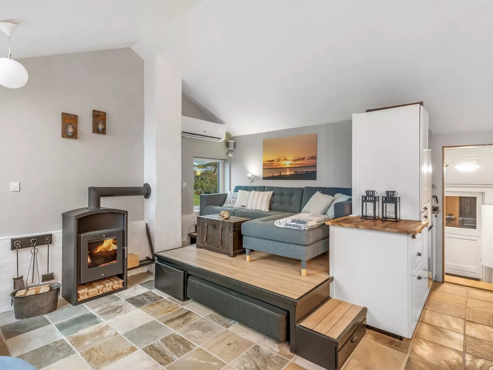 "Iwa" - 15m from the sea-Binnen