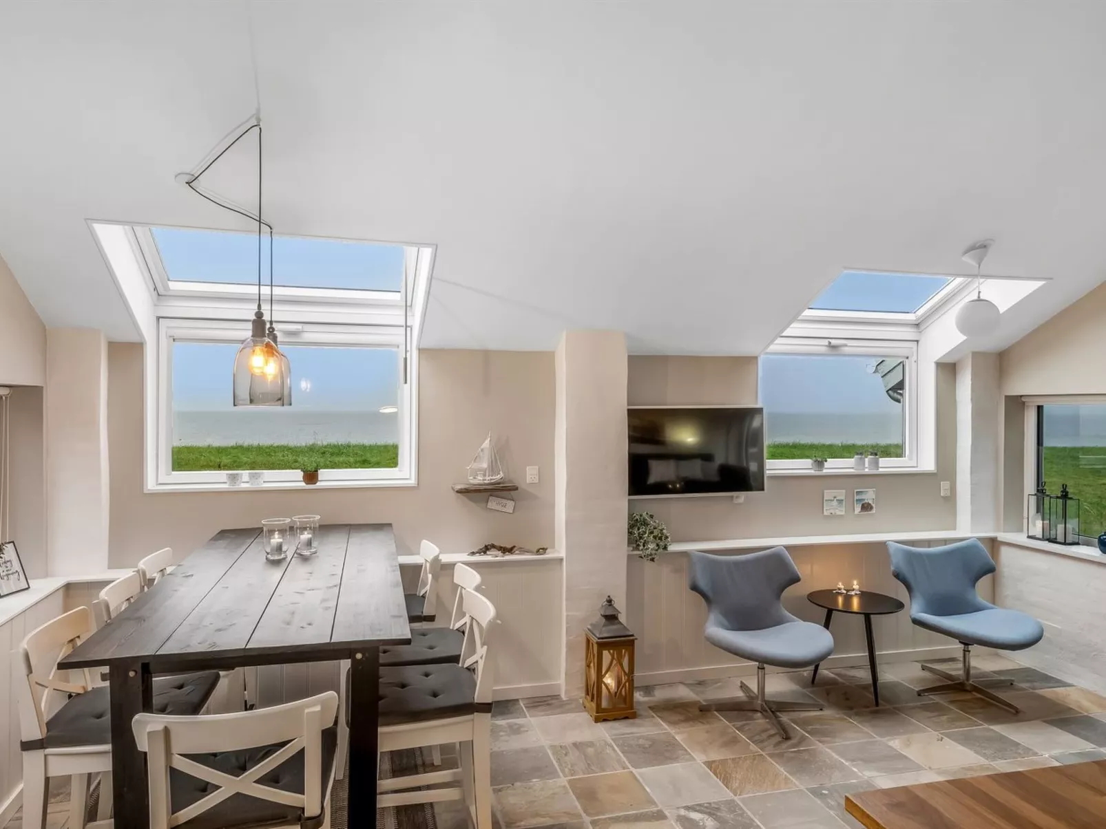 "Iwa" - 15m from the sea-Binnen