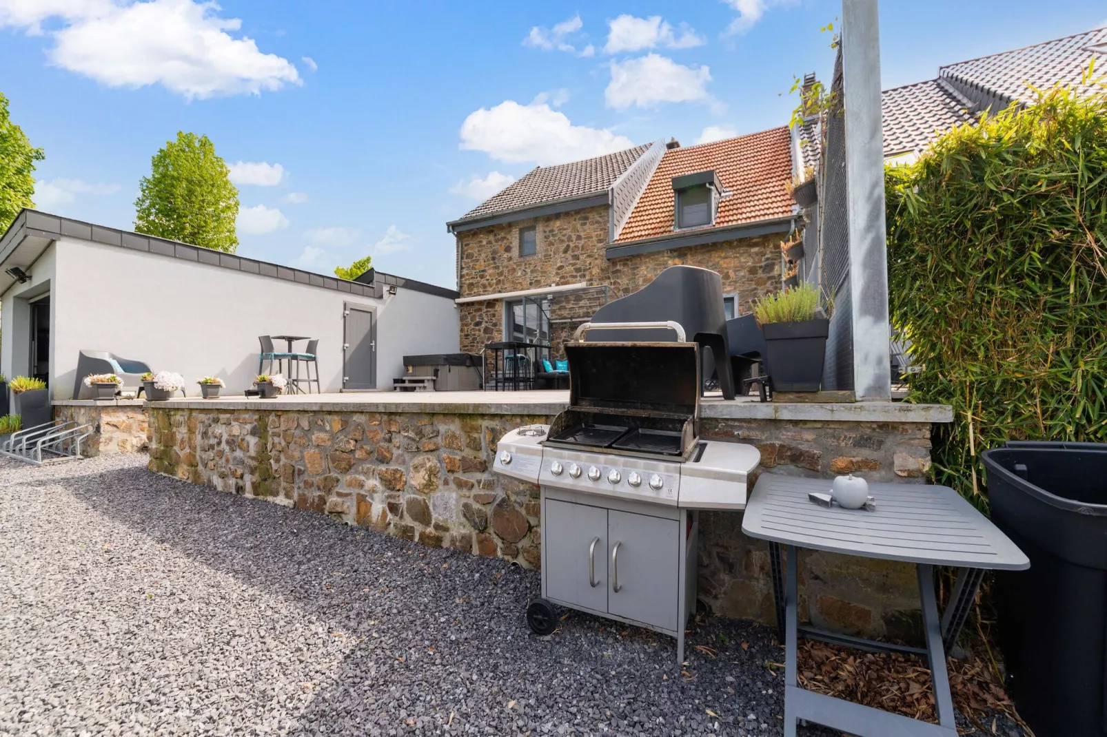 Charmante habitation située à la Reid avec Jacuzzi-Buitenkant zomer