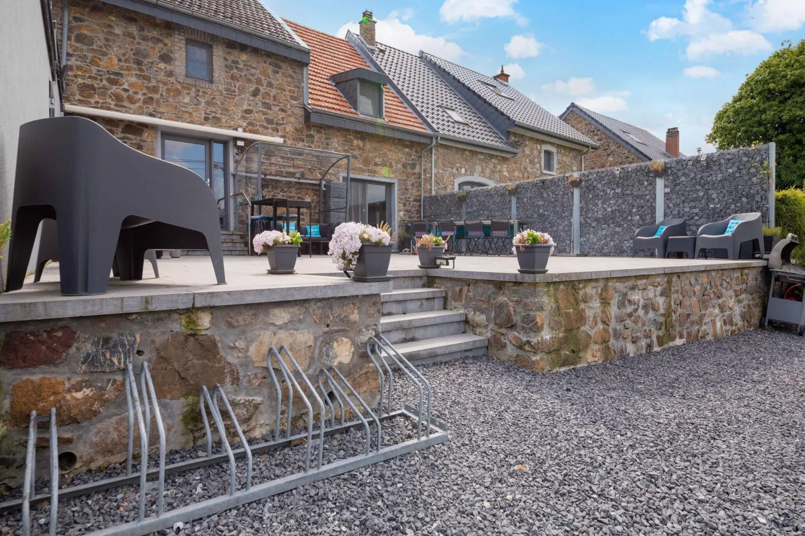Charmante habitation située à la Reid avec Jacuzzi-Buitenkant zomer
