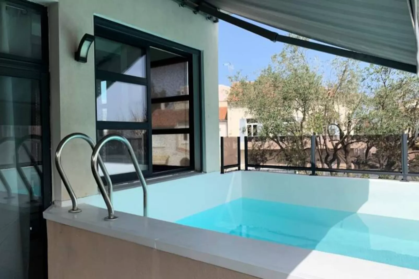 Résidence Villa Camarguaise : Entre Plage Et Centre Ville Avec Bassin Ext&eacute;rieur