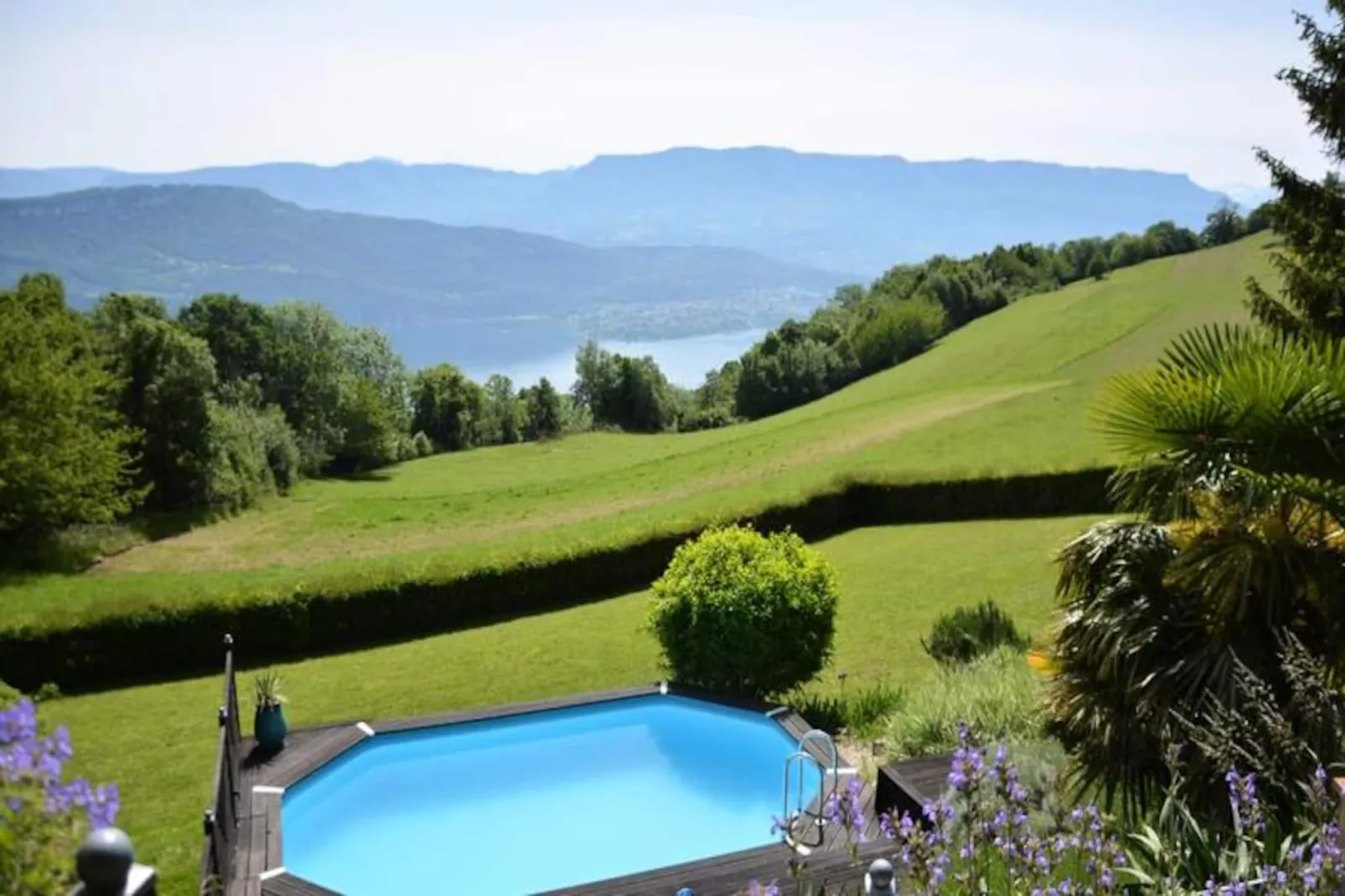 Le Petit Belv&eacute;d&egrave;re: Chalet Avec Piscine & Vue Lac