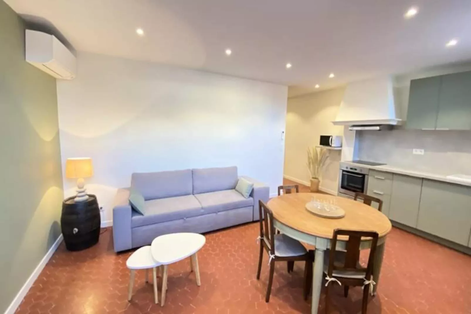 06cf : Bel Appartement Rénové Vieil Antibes